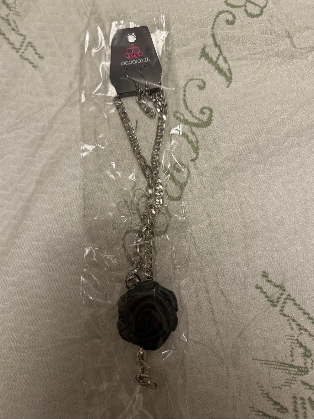 ‼️5 for $10‼️paparazzi Silver-Tone Black Rose Statement Necklace